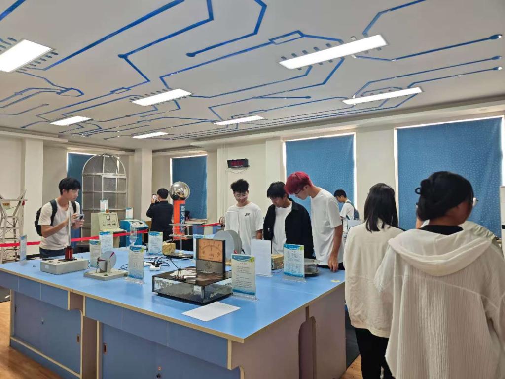 2025级新生以科普参观开启入学天下